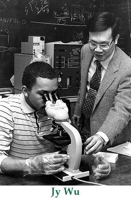 Jy Wu working with a student in a lab