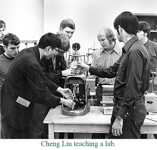 Cheng Liu teaching in a lab